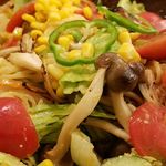 ハシヤ - シメジのサラダスパゲッティ大盛です