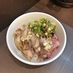 麺屋りゅう - 週替わり丼（豚バラと鶏モモと山形だし）