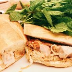 アジアン マルシェ - バインミーを開封し皿に乗っけてカット～