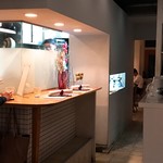 ビストロアム - 奥がテーブル席