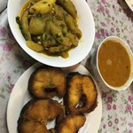 ラベヤ レストラン&スウィーツ - 左ポトル・ショル（カラスウリと雷魚のカレー）、下ショル・バジ（雷魚の唐揚げ）、右豆スープ:自然で太くゴツゴツしている