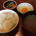 小林 地鶏の里 - ご飯、味噌汁、生卵、漬物