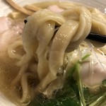 麺はぬめり気のある超極太麺です。旨い！