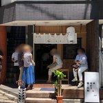 純手打ち 麺と未来 - 外観。12時前でもこの混雑。