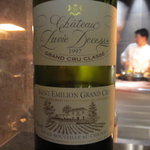 レストラン リューズ - 赤ワインと向こうにはシェフ