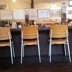 煮干し中華 八 - 中央はカウンター席