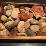 IL TEATRINO DA SALONE - 右から、グリッシーニ、パプリカのタルト、アマレティ