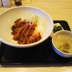 東京カルビ 羽田空港店 - ステーキ丼！お新香、スープ付き
