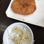 牧のうどん - 主人はコロッケは別皿で　なぜかもやしが豆皿についてきました