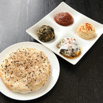 ジェイハン - 4種のディップとトルコパン