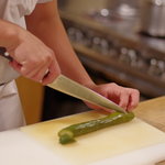 赤坂とゝや魚新 - 胡瓜(きうり)の漬物（つけもの）を切る