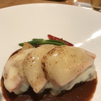ガーデンキッチン かるめら - チーズハンバーグが美味。トマトを乗せるとこんなにジューシーになるのね♪