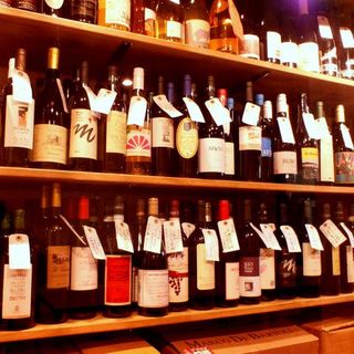 常時500種以上の自然派ワインが並ぶ圧巻のワインセラー