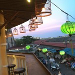Hoi An Roastery - お店のランタンと夕暮の旧市街地