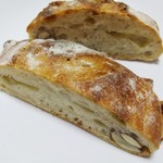 チクテベーカリー - リュスティック（アーモンド＋チーズ）スライスしました！