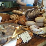 チクテベーカリー - 商品の陳列棚①…店員さんに取っていただく方式です。