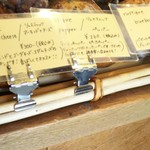 チクテベーカリー - 商品の陳列棚②…店員さんに取っていただく方式です。