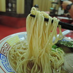 江戸金 - 麺は平打ち中麺ストレート丸麺 　加水率は中低級、意外と珍しい拘り仕様。