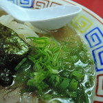 Edo kin - シンプルな旨塩味のコッテリ系重厚豚骨 　なかなかに野太く雄々しいスープ。(*￣ω￣) 　しっかり厚みと深みのある豚骨の旨味。