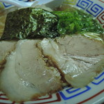 Edo kin - チャーシューは豚バラ肉。 　薄めだが３枚あったので、適度な食い応え。 　出涸し香と醤油の甘い香りが仄かに余韻に残る｡