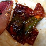 大乃屋 - ご飯の底にもぶり(ぷにぷにした皮に包まれて)左は刺身