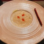 グランファミーユ・シェ松尾 - グリーンアスパラガスの冷製クリームスープ オマール海老のコンソメ アーモンドのカプチーノ仕立て