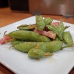 笑菜酒家 みや美 - 枝豆とベーコンのガリバタ炒め