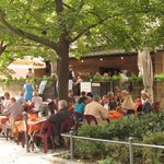 Bratwursthaeusle - 旧市街の広場に面して建つ