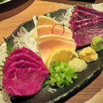 Washoku Koshitsu Izakaya Umaka - 産地直送馬刺しの三点盛り合わせ