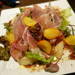 シエル ブルー - プロシュート生ハムと果実のサラダ