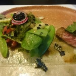 和食すがわら - 皆瀬牛の焼き物と海ぶどうのサラダ。絶品！