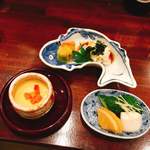 鳥田中 - 本日のお通し  上から時計回りに  うに茄子 生湯葉と石川小芋山葵和え、自家製漬物盛り、とうもろこしの茶碗蒸し
      