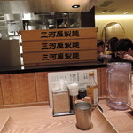 銀座 篝 - 厨房内も和食の板前みたいなオーラの料理人が立つ。 やわらかな色調の和風内装。 清潔感があり、スッキリ片付いていた。