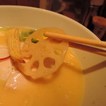 銀座 篝 - レンコンは酢漬けで、サクサク良い歯応え。 　やわらかな酸味が抑揚になる。