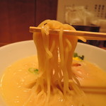 麺は中麺ストレート麺、高加水率。プリッと元気ハツラツな健康ボディ 　生パスタ的プリクニムチモチ食感♡