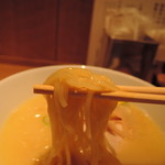 銀座 篝 - 麺は滑らかな食べ心地が麗しく、素直にウマい。 　抵抗なく滑り込んでくるチュルリンヌードル。何気にハイクオリティで、ミステリアスな麺。 　エロさはなく、何でも流麗にこなす才女って印象｡