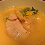 銀座 篝 - 整いきった芸術点高いビジュアル。 　丁寧な仕事で、盛り付けも洗練され、美しい。 　 　ラーメンなのに食用菊の花弁まで･･･ 　和食の世界の住人じゃん。(;ﾟ∀ﾟ)