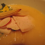 銀座 篝 - 鶏チャーシューは低温調理のムネ肉。味も上品で、肉の旨味が優しく届く。 　柑橘系の香りを添えて、爽やかな香りが上がる。