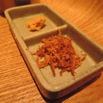 本体のラーメンと併せて、標準装備の味変アイテムである おろし生姜とフライドオニオンを薬味皿で提供｡