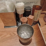 銀座 篝 - 卓上常備品 ：ブラックペッパー、有機玄米酢、黒七味 　胡椒はペッパーミル式で香りが良い。