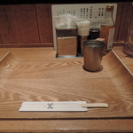 銀座 篝 - 木製のマットが敷かれてある。居酒屋みたいなおもてなし。