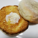 チクテベーカリー - トースターで焼いて、バターを塗ります。