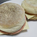 チクテベーカリー - シンプルにハム＋チーズでいただきました！