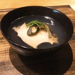 御料理 光安 - 鮑のすまし汁、芋茎も入っています。