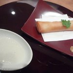 赤坂 丈太郎 - 海老丸ごと春巻きを酢で食す
