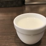 Motomachi Chikin Kare No Omise Parufe - 店内で食べるときは、ドリンクのヨーグルトが付きます(2018.7.1)