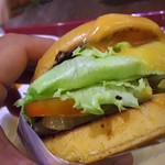 Five Monkeys  - 1806_Five Monkeys_HAMBURGER COMBO@59,091Rp(ハンバーガーセット) 断面(トマトが入っているのが嬉しい！)