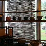 手打ち十割そば 紀山 - 窓際に陶器