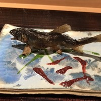 日本料理 丸しま - お皿の中で 立っている鮎