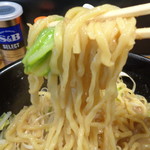 煮干し中華そば 一剣 - スープを持ち上げる感じ